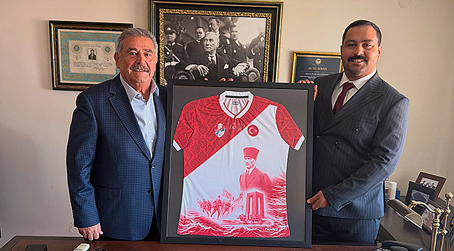 ÇANAKKALESPOR’UN 60. YIL FORMASI ESKİ BAKAN ERSÜMER’E TAKDİM EDİLDİ