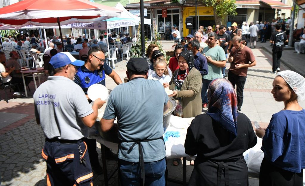 Lapseki’de Belediye Geleneksel Hayır Yemeğinde Vatandaşları Bir Araya Getirdi