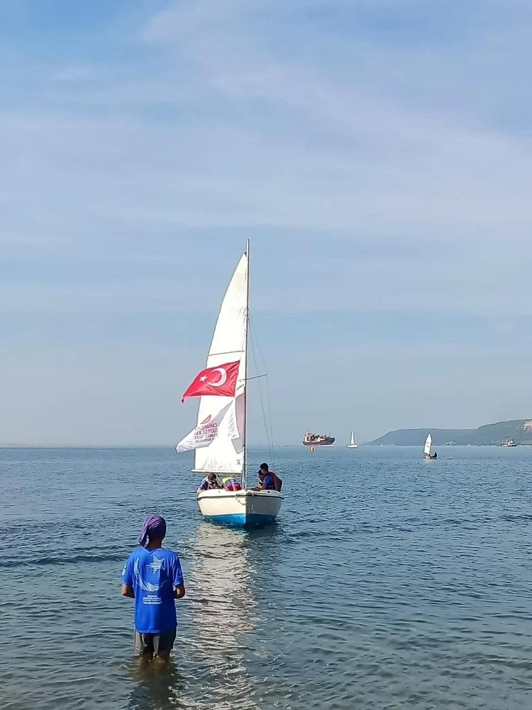Yelken Sürüşü 3-5 Eylül’de Çanakkale’de: 7-25 Yaş Arası Gençlere Ücretsiz Deniz Deneyimi görseli