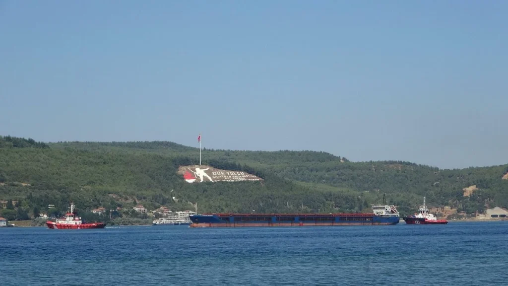 Çanakkale Boğazı’nda Makine Arızası Yapan Kargo Gemisi Güvenli Bölgeye Çekildi