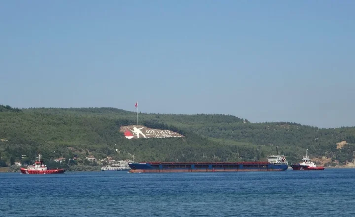 Çanakkale Boğazı’nda Makine Arızası Yapan Kargo Gemisi Güvenli Bölgeye Çekildi görseli