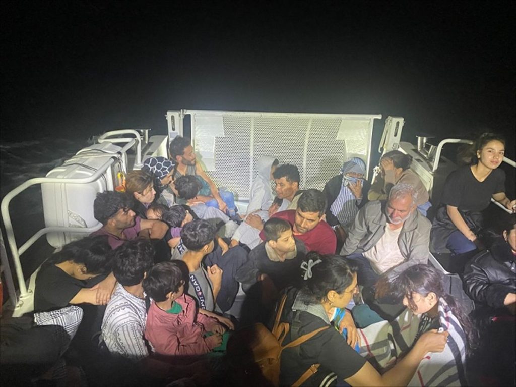 Ayvacık Açıklarında Göçmen Kaçakçılığı Operasyonu: 17’si Çocuk 37 Düzensiz Göçmen Yakalandı