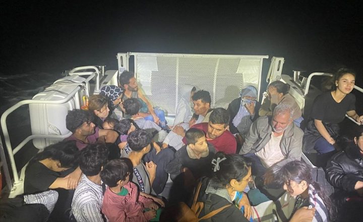 Ayvacık Açıklarında Göçmen Kaçakçılığı Operasyonu: 17’si Çocuk 37 Düzensiz Göçmen Yakalandı