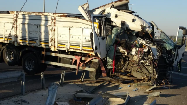 Çanakkale Lapseki Yolunda Feci Kaza: Kamyondaki 2 Kişi Hayatını Kaybetti içerik görseli