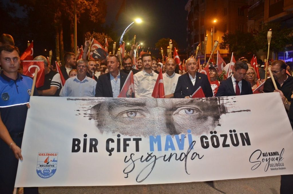 Gelibolu’da 30 Ağustos Coşkusu: Türk Bayrakları ve Meşalelerle Fener Alayı