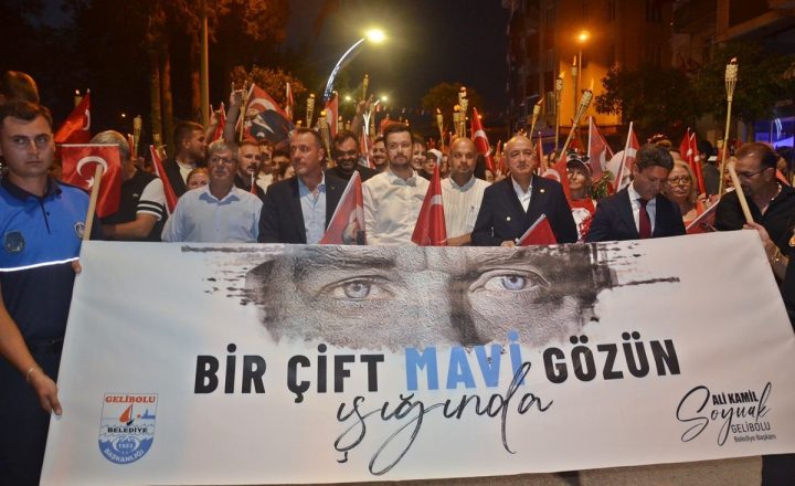 Gelibolu’da 30 Ağustos Coşkusu: Türk Bayrakları ve Meşalelerle Fener Alayı görseli