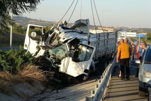 Çanakkale-Lapseki Yolunda Feci Kaza: Kamyondaki 2 Kişi Hayatını Kaybetti