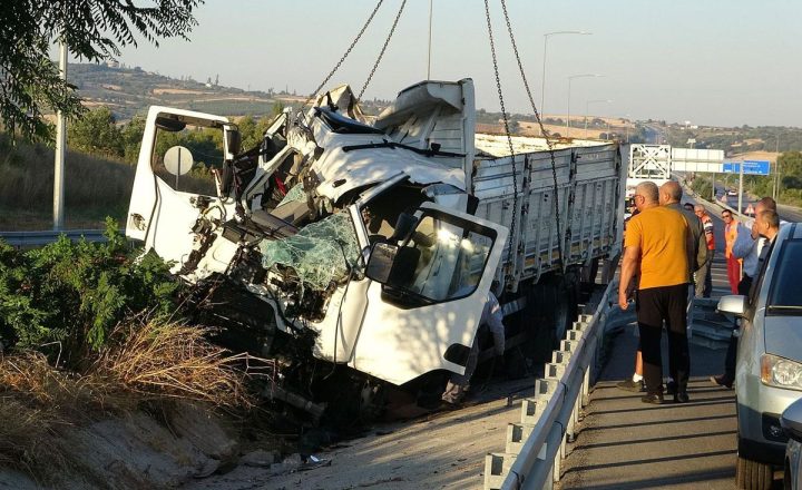 Çanakkale-Lapseki Yolunda Feci Kaza: Kamyondaki 2 Kişi Hayatını Kaybetti görseli