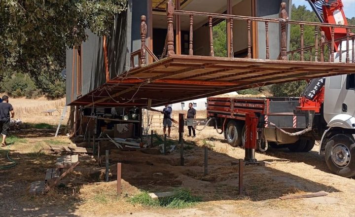 Ezine’de Kaçak Yapılaşmaya Müdahale: 7 Yapı Yıkıldı