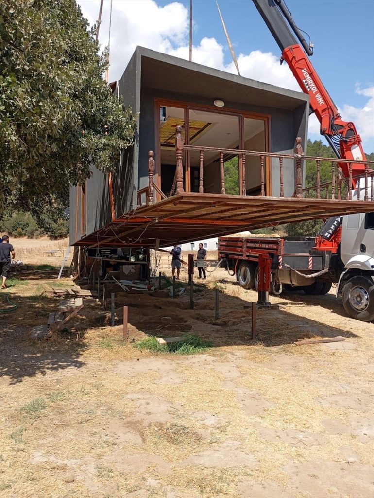 Ezine’de Kaçak Yapılaşmaya Müdahale: 7 Yapı Yıkıldı