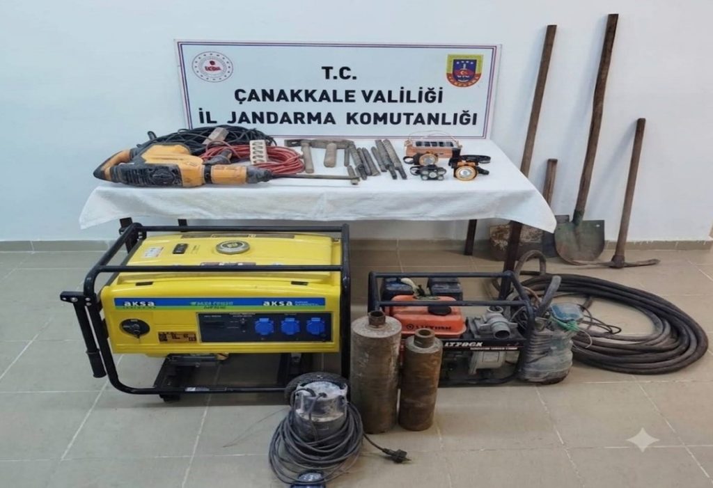 Eceabat’ta Jandarmadan Kaçakçılık Operasyonu: Kazı Ekipmanları Bulundu görseli