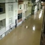 Biga’da Sağanak Sonrası İlginç Görüntü: Su Biriken Sokağa Olta Attı görseli