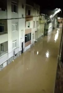 Biga’da Sağanak Sonrası İlginç Görüntü: Su Biriken Sokağa Olta Attı görseli