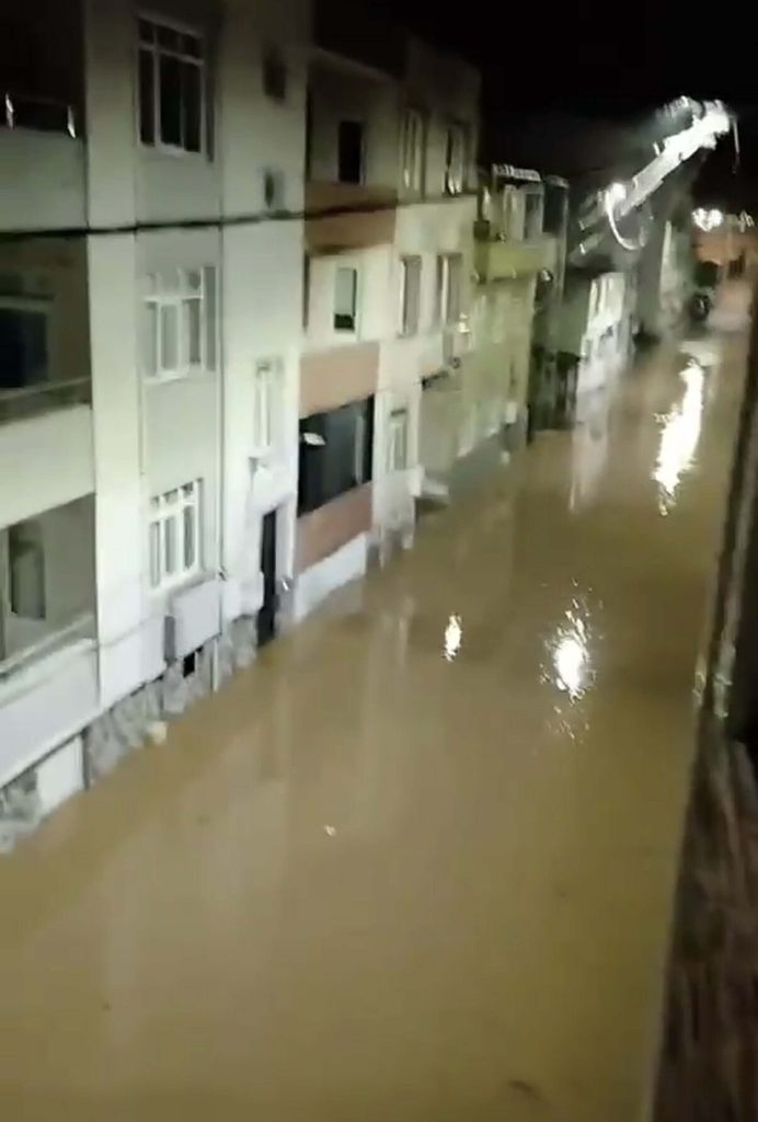Biga’da Sağanak Sonrası İlginç Görüntü: Su Biriken Sokağa Olta Attı görseli
