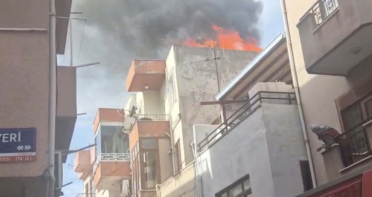 Kemalpaşa Mahallesi’nde Çatı Yangını: Ekipler Alevlerin Yayılmasını Önledi görseli