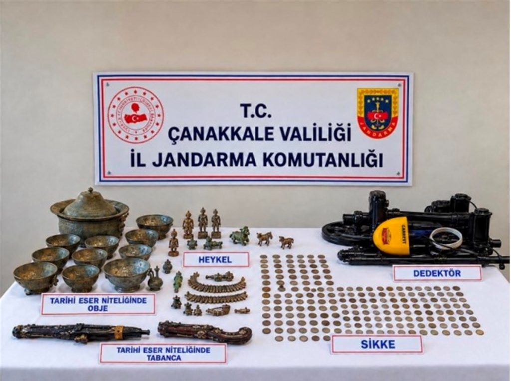 Ezine’de Jandarmadan Tarihi Eser Operasyonu: 179 Sikke Bulundu görseli